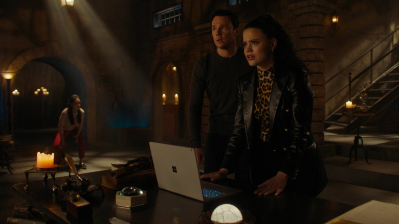 Microsoft Surface Laptop in Charmed S03E17 The Storm Before the Calm (2)