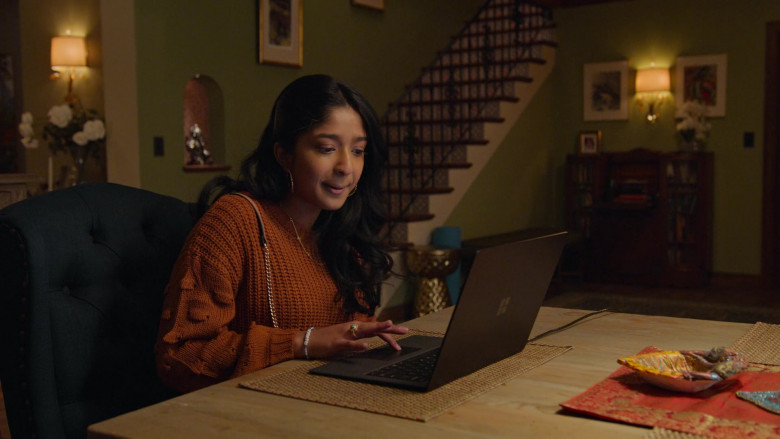 Microsoft Surface Laptop of Maitreyi Ramakrishnan as Devi Vishwakumar in Never Have I Ever S02E01 … been a playa (1)