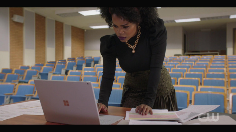 Microsoft Surface Laptops in All American S03E17 (2)