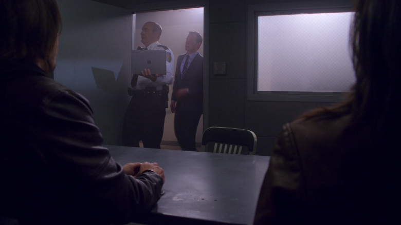 Microsoft Surface Notebook Used by Police Officer (Actor) in Leverage Redemption S01E07 The Double-Edged Sword Job (1)