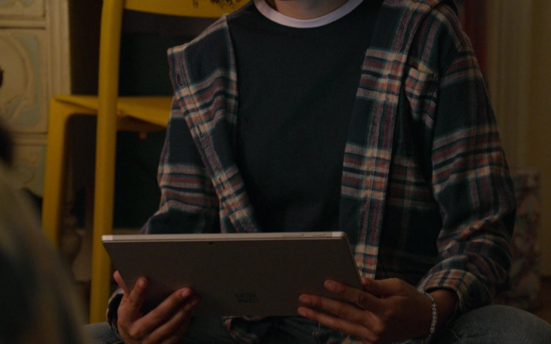 Microsoft Surface Tablet of Lee Rodriguez as Fabiola Torres in Never Have I Ever S02E01 … been a playa (2021)