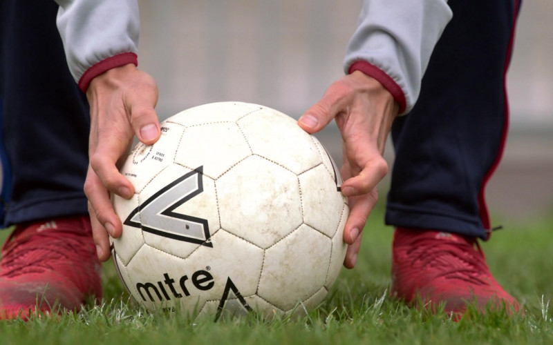 Mitre Sports Ball in Ted Lasso S02E01 Goodbye Earl (2021)