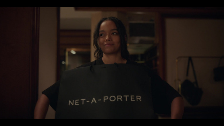 Net-A-Porter Online Store Black Shopping Bag Held by Whitney Peak as Zoya Lottin Gossip Girl S01E01 TV Show 2021 (1)