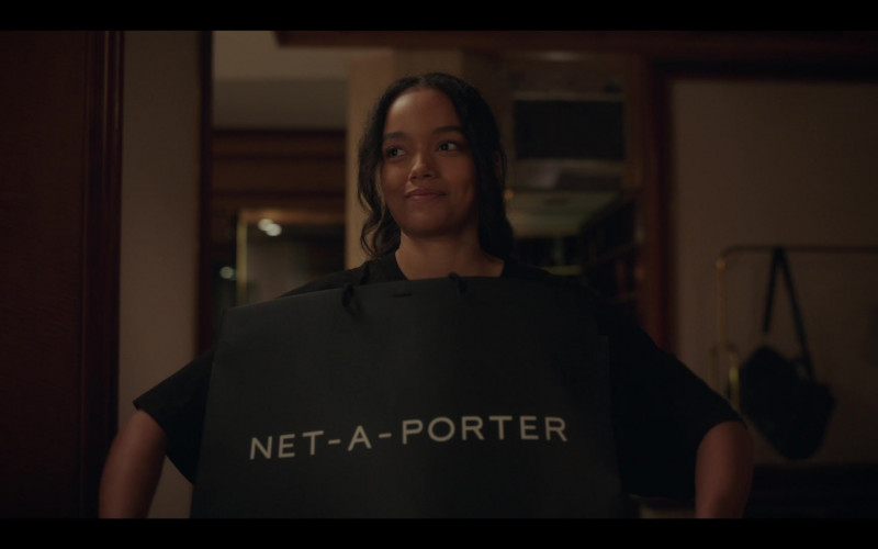 Net-A-Porter Online Store Black Shopping Bag Held by Whitney Peak as Zoya Lottin Gossip Girl S01E01 TV Show 2021 (1)