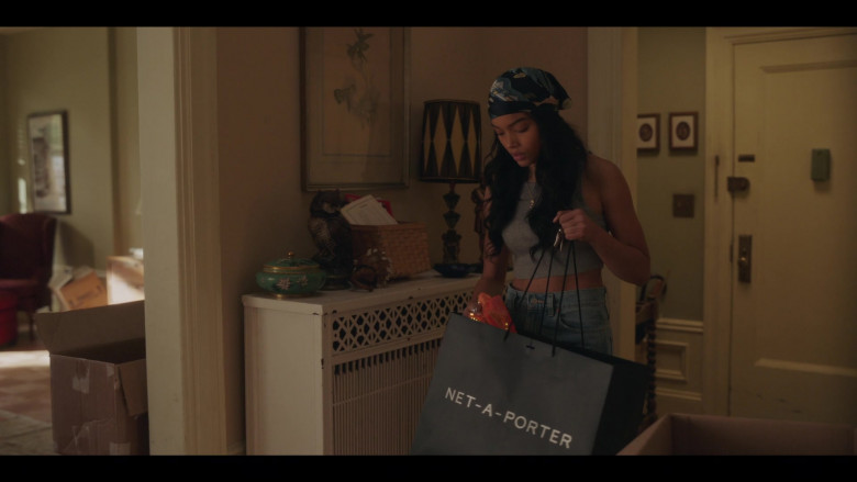Net-A-Porter Online Store Black Shopping Bag Held by Whitney Peak as Zoya Lottin Gossip Girl S01E01 TV Show 2021 (2)