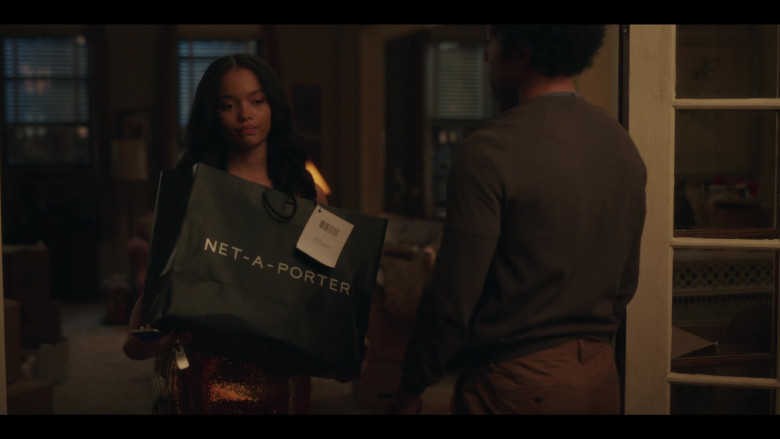 Net-A-Porter Online Store Black Shopping Bag Held by Whitney Peak as Zoya Lottin Gossip Girl S01E01 TV Show 2021 (3)