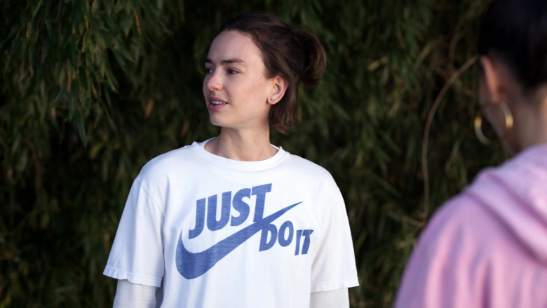 Nike Women’s ‘Just Do It’ Print T-Shirt of Brigette Lundy-Paine as Casey Gardner in Atypical S04E05 TV Show 2021 (2)