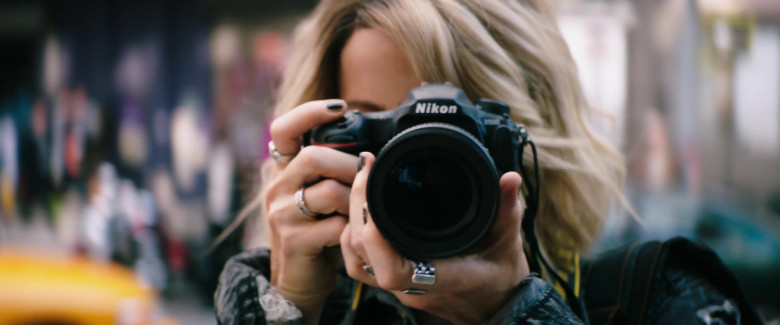 Nikon D500 Digital SLR Camera of Kate Beckinsale as Lindy in Jolt 2021 Movie (1)