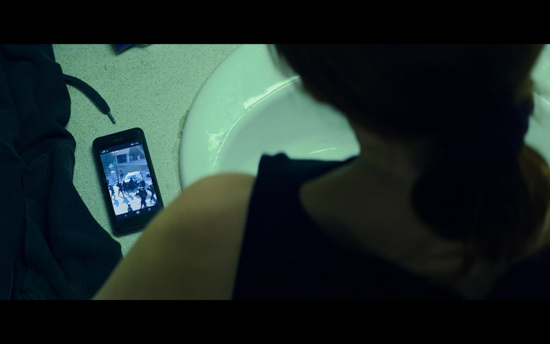 Nokia Lumia Mobile Phone Used by Scarlett Johansson as Natasha Romanoff in Black Widow (1)