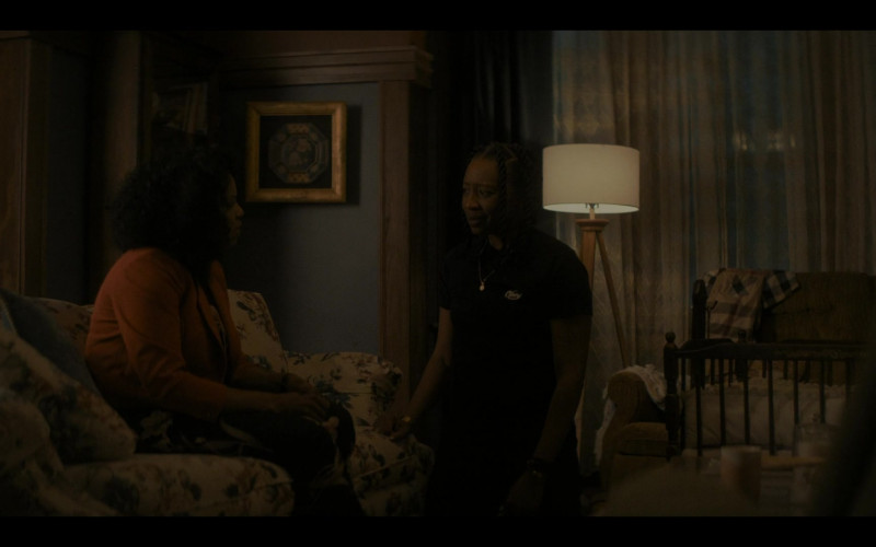 Obey Women’s T-Shirt in The Chi S04E07 …Black Messiah (2021)