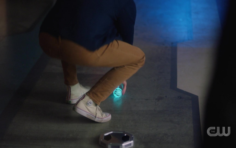 PF Flyers Shoes of Grant Gustin as Barry Allen in The Flash S07E16 P.O.W. (2021)