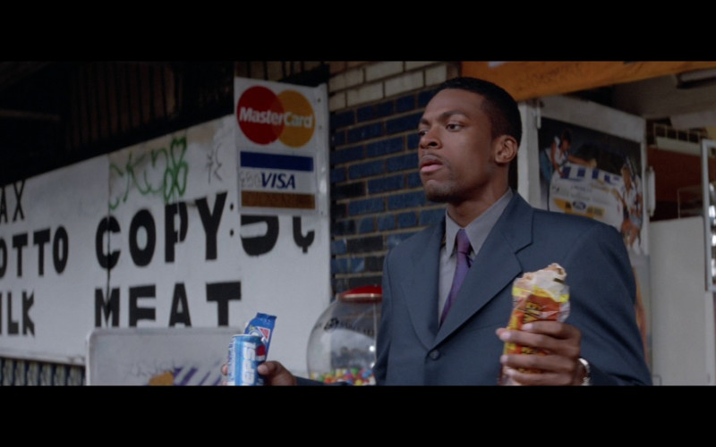 Pepsi Soda and Nabisco Oreo Cookies held by Chris Tucker as Detective James Carter in Rush Hour (1998)