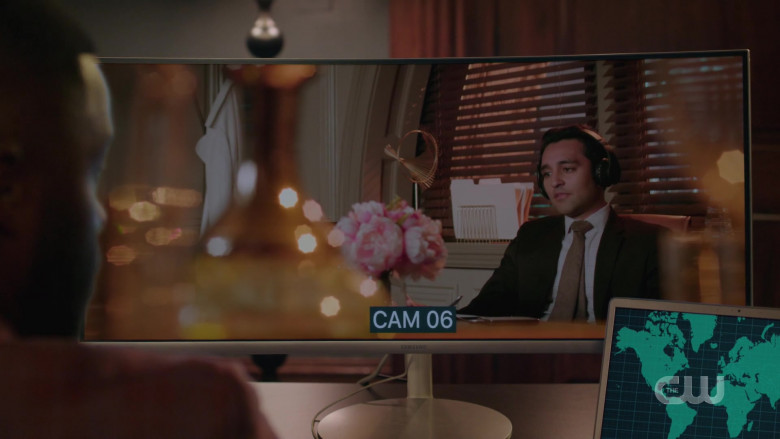 Samsung PC Monitor in Dynasty S04E10 I Hate to Spoil Your Memories (2021)