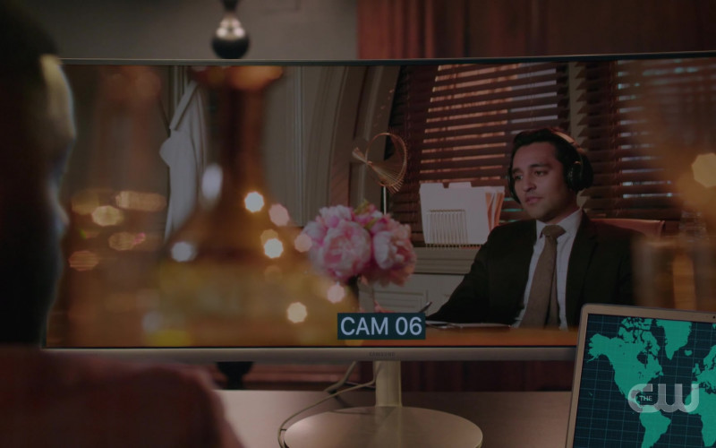 Samsung PC Monitor in Dynasty S04E10 I Hate to Spoil Your Memories (2021)