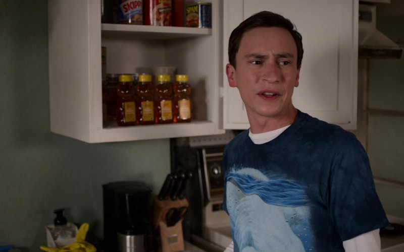Skippy Peanut Butter and Spam Meat in Atypical S04E01 Magical Bird #1 (2021)