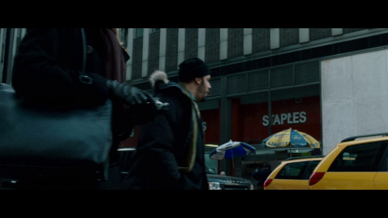 Staples Store and Sabrett Hot Dogs in The Bourne Ultimatum (2007)