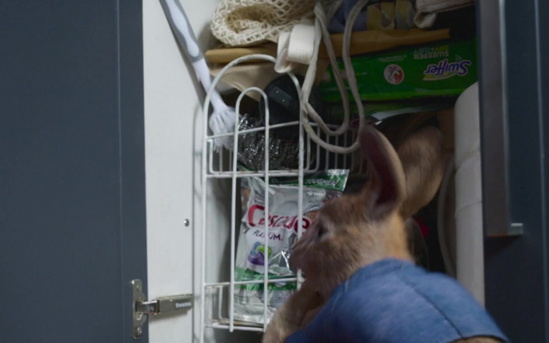 Swiffer and Cascade Platinum Dishwasher Pods in Peter Rabbit 2 The Runaway (2021)