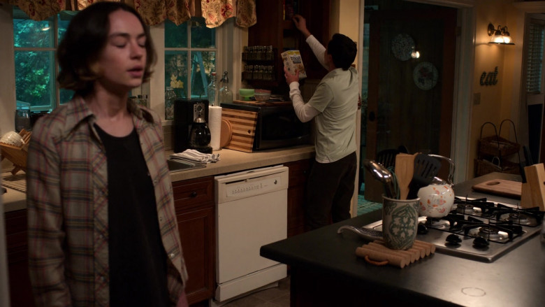 Triscuit Crackers Held by Keir Gilchrist as Sam Gardner in Atypical S04E02 Master of Penguins (1)