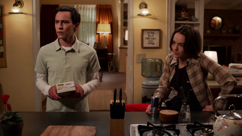 Triscuit Crackers Held by Keir Gilchrist as Sam Gardner in Atypical S04E02 Master of Penguins (2)