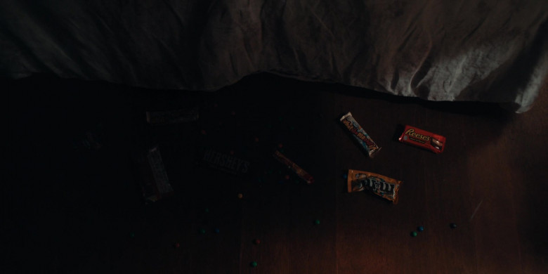 Whatchamacallit Candy Bar, Reese's, M&M's in Schmigadoon! S01E02 Lovers' Spat (2021)