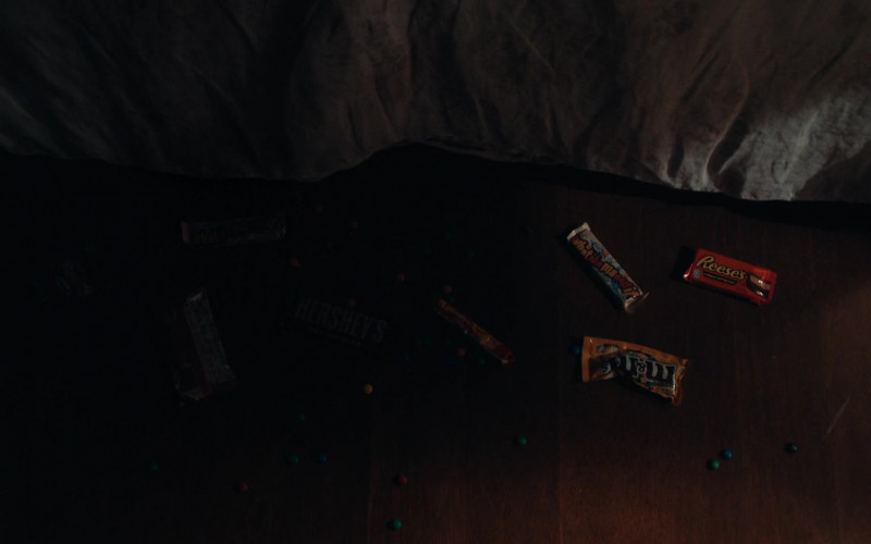 Whatchamacallit Candy Bar, Reese’s, M&M’s in Schmigadoon! S01E02 Lovers’ Spat (2021)