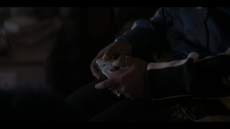 Xbox Controller in The Chi S04E09 Southside With You (2021)