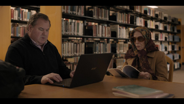 Acer Laptop in The Chair S01E04 (2)