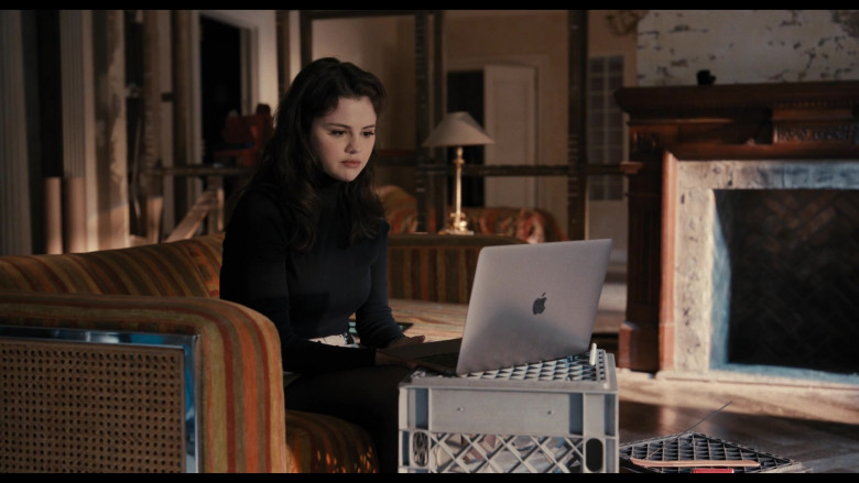 Apple MacBook Air Laptop of Selena Gomez as Mabel Mora in Only Murders in the Building S01E02 TV Show 2021 (2)