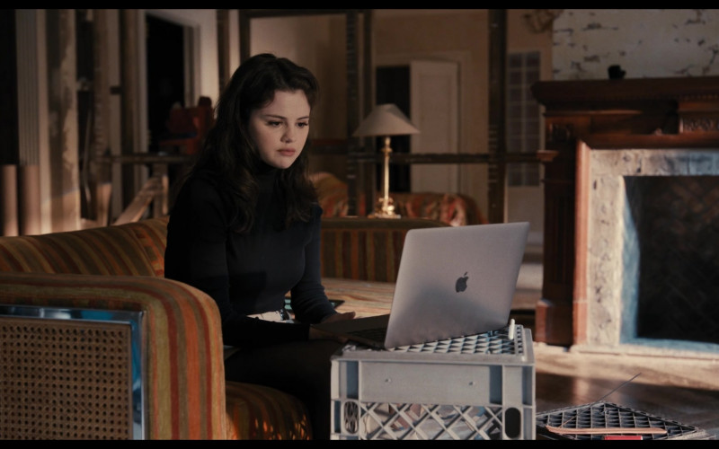 Apple MacBook Air Laptop of Selena Gomez as Mabel Mora in Only Murders in the Building S01E02 TV Show 2021 (2)