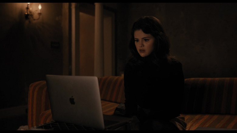 Apple MacBook Air Laptop of Selena Gomez as Mabel Mora in Only Murders in the Building S01E02 TV Show 2021 (3)