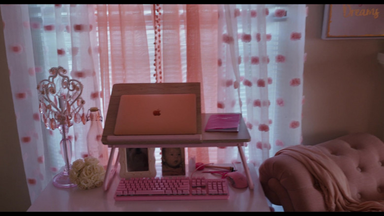 Apple MacBook Laptop Used by Addison Rae as Padgett Sawyer in He's All That 2021 Movie (1)
