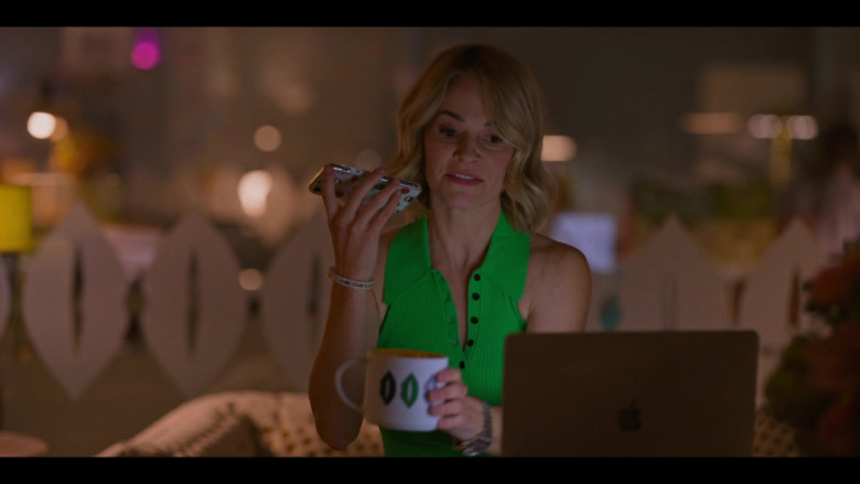 Apple MacBook Laptop Used by Leisha Hailey as Alice Pieszecki in The L Word Generation Q S02E02 Lean on Me (2021)