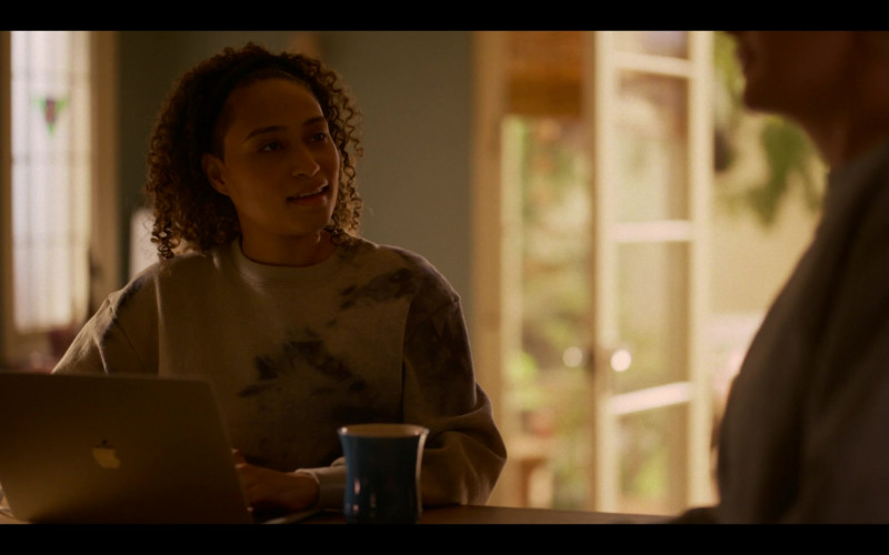 Apple MacBook Laptop Used by Rosanny Zayas as Sophie Suarez in The L Word Generation Q S02E04 (1)