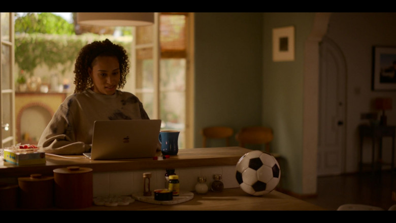 Apple MacBook Laptop Used by Rosanny Zayas as Sophie Suarez in The L Word Generation Q S02E04 (2)