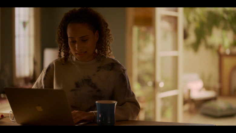 Apple MacBook Laptop Used by Rosanny Zayas as Sophie Suarez in The L Word Generation Q S02E04 (3)