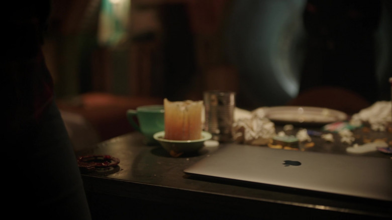 Apple MacBook Laptop in Riverdale S05E11 Chapter Eighty-Seven Strange Bedfellows (2021)