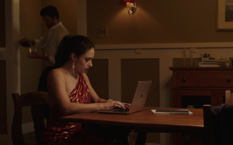 Apple MacBook Laptop in Roswell, New Mexico S03E04 Walk on the Ocean (2021)