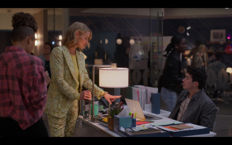 Apple MacBook Laptop in The L Word Generation Q S02E01 Late to the Party (2021)