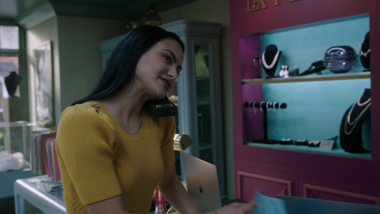 Apple MacBook Laptop of Camila Mendes as Veronica Lodge in Riverdale S05E13 (2)