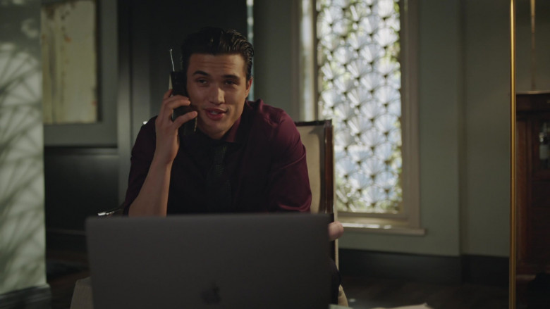 Apple MacBook Laptop of Charles Melton as Reggie Mantle in Riverdale S05E13 (1)