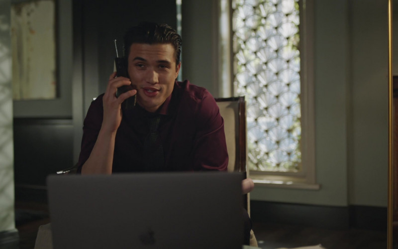 Apple MacBook Laptop of Charles Melton as Reggie Mantle in Riverdale S05E13 (1)