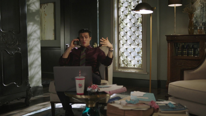 Apple MacBook Laptop of Charles Melton as Reggie Mantle in Riverdale S05E13 (2)