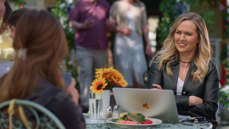 Apple MacBook Laptop of Emilie Ullerup as Bree O’Brien in Chesapeake Shores Season 5 Episode 1 (2)