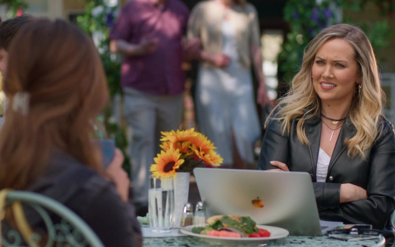Apple MacBook Laptop of Emilie Ullerup as Bree O'Brien in Chesapeake Shores Season 5 Episode 1 (2)