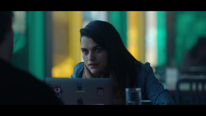 Apple MacBook Laptop of Eve Harlow as Molly Jensen in Titans S03E05 Lazarus (2021)