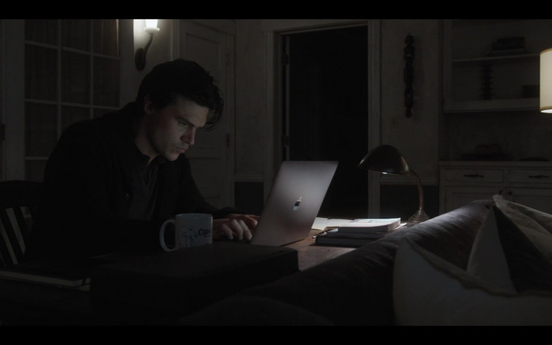 Apple MacBook Laptop of Finn Wittrock as Harry Gardner in American Horror Story Double Feature S10E02 TV Show (5)