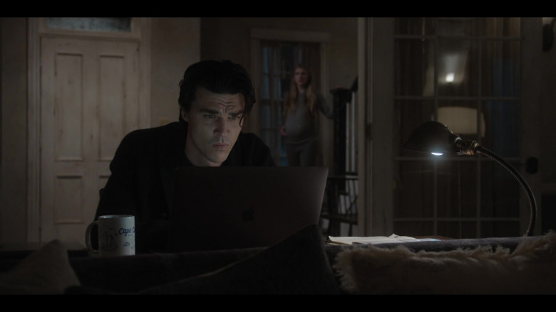Apple MacBook Laptop of Finn Wittrock as Harry Gardner in American Horror Story Double Feature S10E02 TV Show (6)