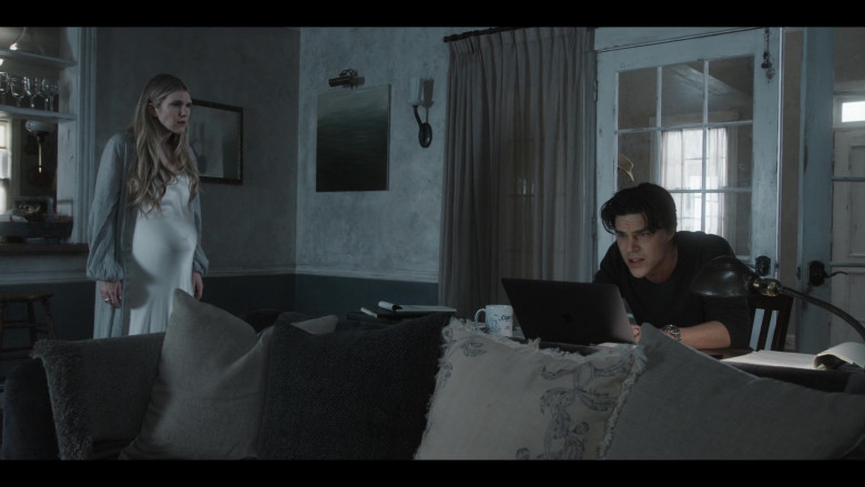 Apple MacBook Laptop of Finn Wittrock as Harry Gardner in American Horror Story Double Feature S10E02 TV Show (7)