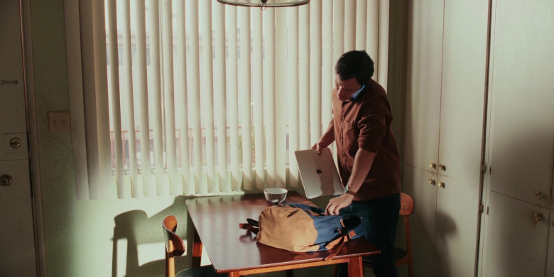 Apple MacBook Laptop of Joseph Gordon-Levitt as Josh Corman in Mr. Corman S01E02 Don't Panic (2021)