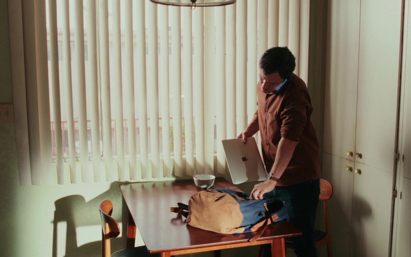 Apple MacBook Laptop of Joseph Gordon-Levitt as Josh Corman in Mr. Corman S01E02 Don't Panic (2021)